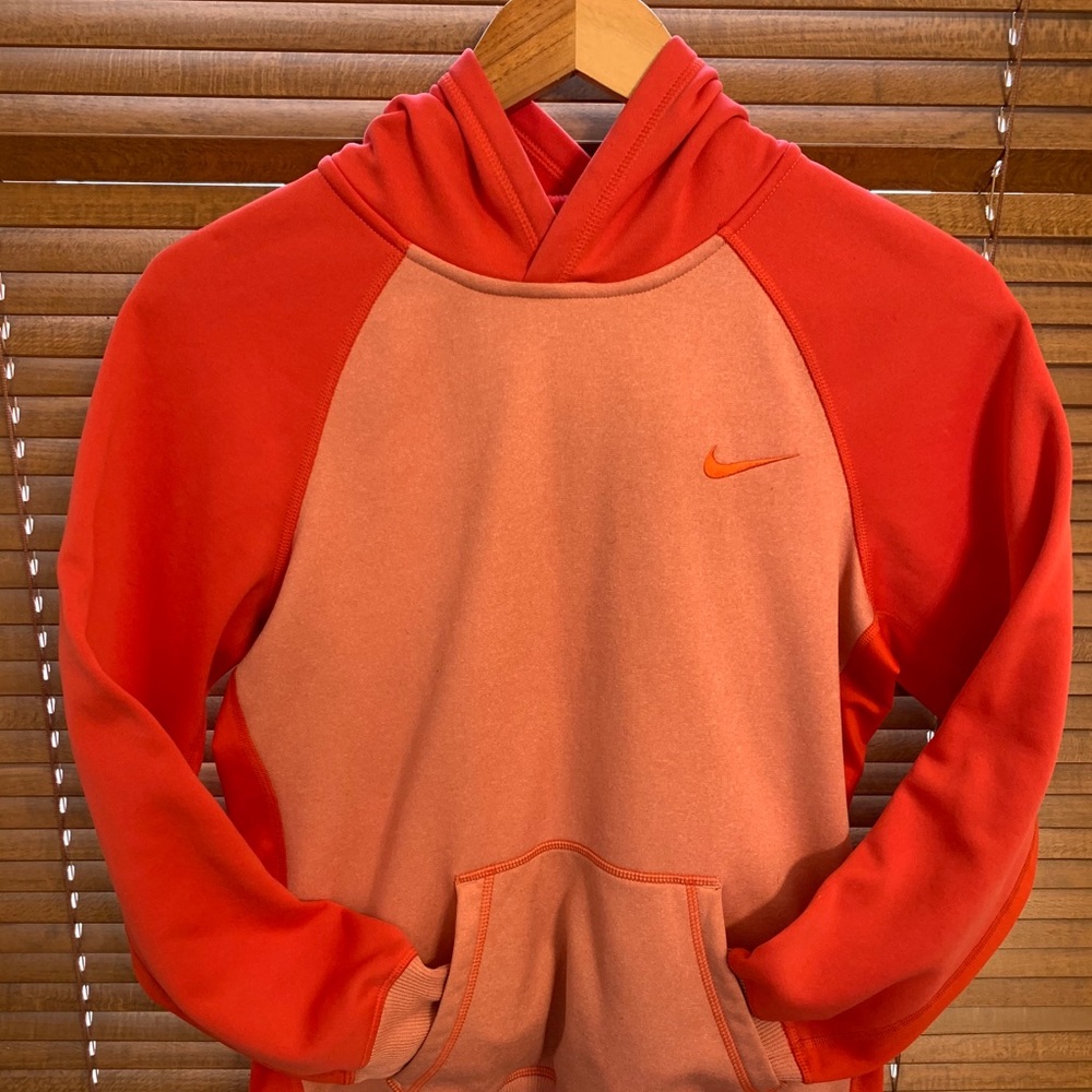 Nike women’s therma-fit hoodie